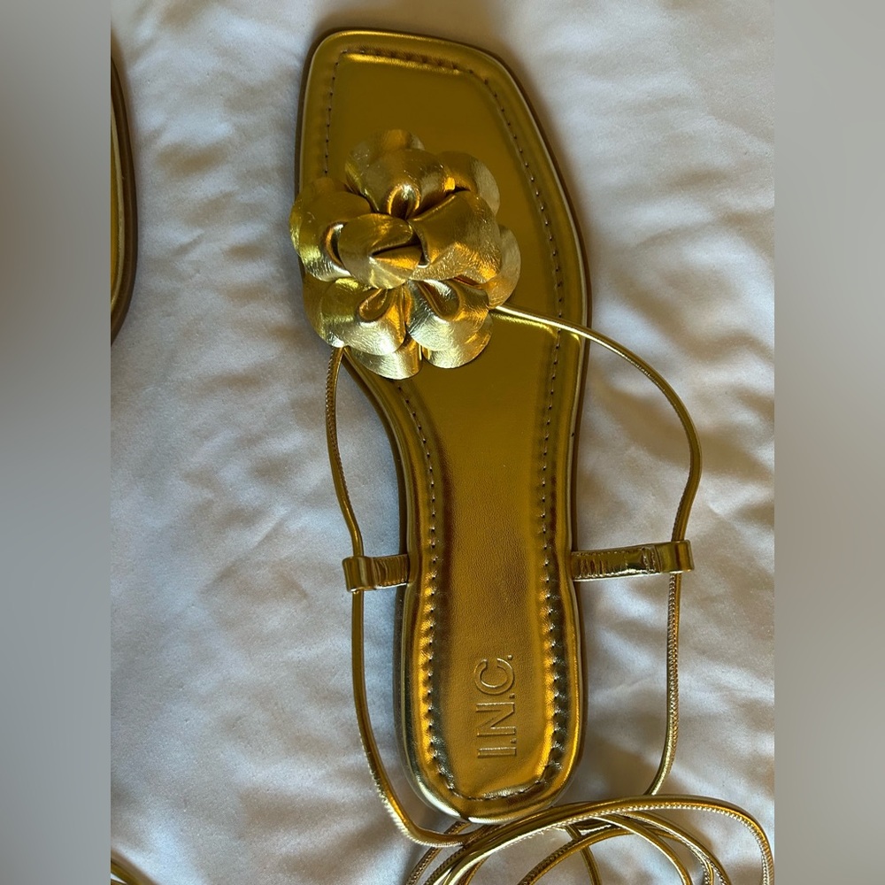 STUNNING FLAT GOLD FLORAL GLADIATOR SANDALS - Picture 4 of 8